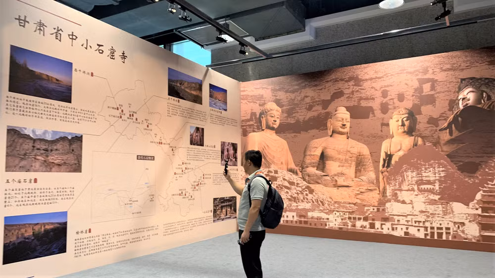 Công chúng tìm hiểu về văn hóa hang động Phật giáo ở Cam Túc, Trung Quốc. (Ảnh: HỮU HƯNG)