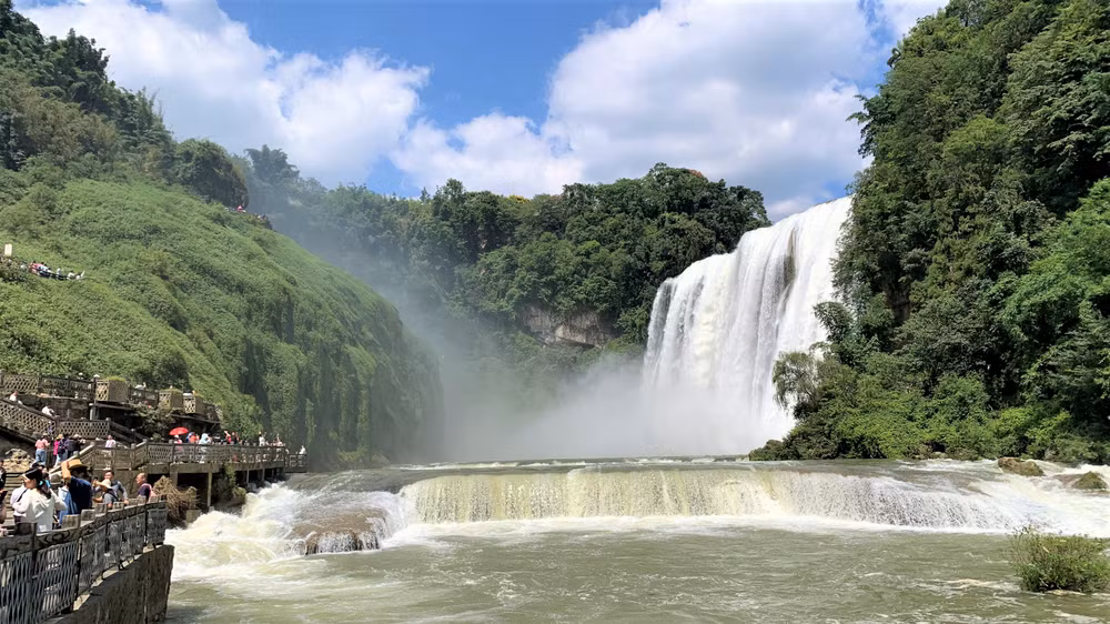 Phải trải qua đoạn đường khá dài, để đến thác chính, nơi quay cảnh Thủy Liêm Động, trong phim Tây Du Ký. (Ảnh: HỮU HƯNG)