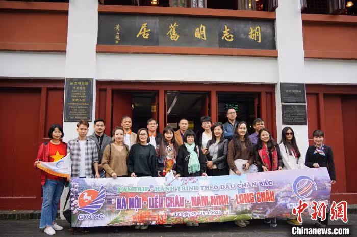 Đoàn du khách Việt Nam tham quan di tích Nơi ở cũ của Bác Hồ tại thành phố Liễu Châu. (Ảnh: Chinanews.com)