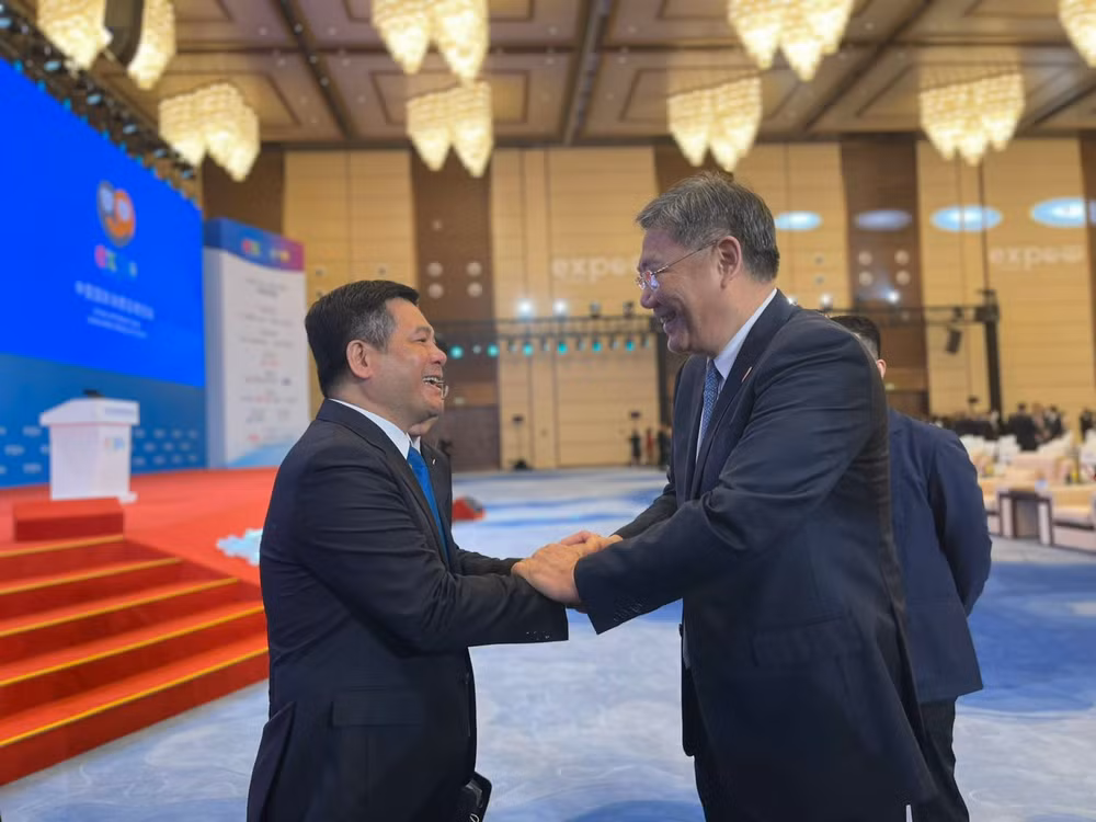 Bộ trưởng Nguyễn Hồng Diên trao đổi với Bộ trưởng Thương mại Trung Quốc Vương Văn Đào.