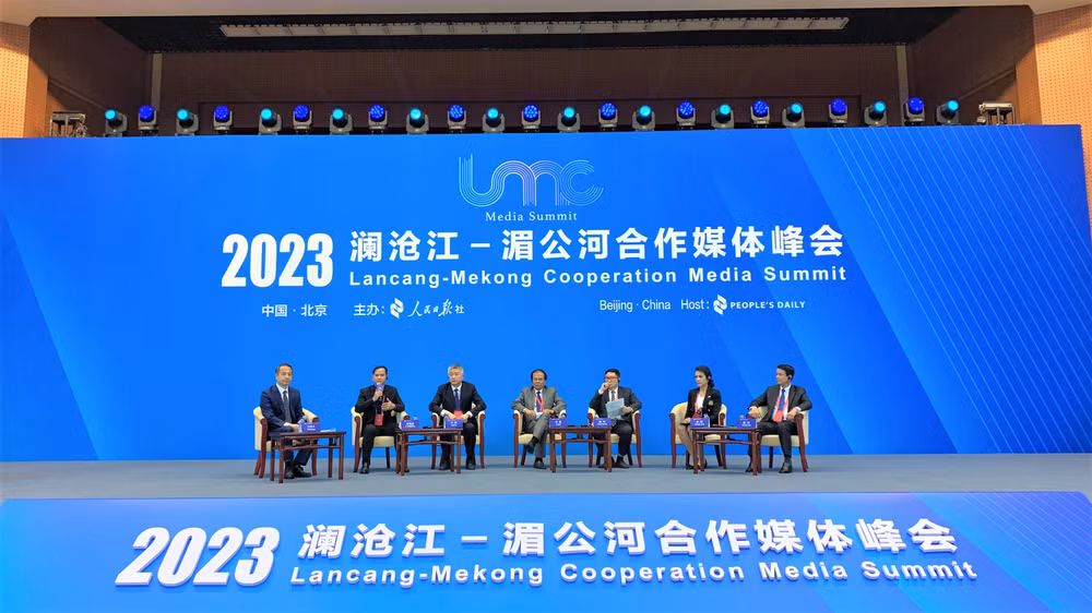 Các diễn giả chia sẻ tại phiên thảo luận về chủ đề "Thúc đẩy phục hồi kinh tế, hợp tác cùng có lợi". (Ảnh: HỮU HƯNG)