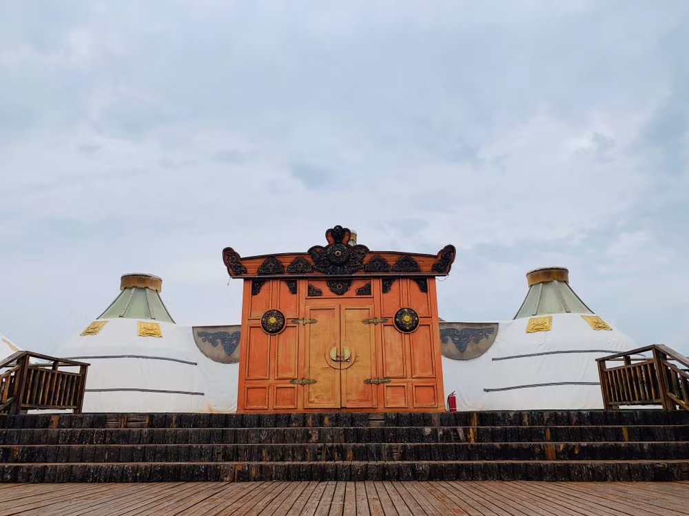 Những kiến trúc độc đáo trên thảo nguyên bao la. (Ảnh: HỮU HƯNG)