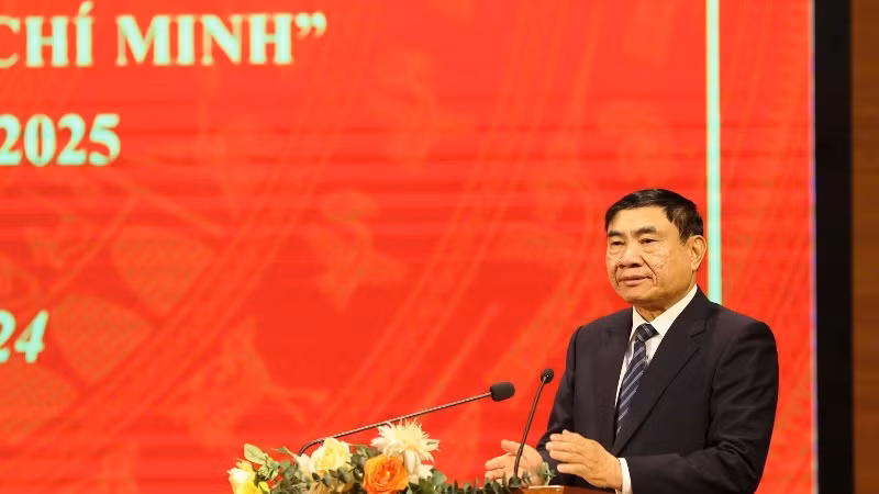 Đồng chí Trần Quốc Cường, Ủy viên Trung ương Đảng, Bí thư Tỉnh ủy Điện Biên, chúc mừng các tập thể, cá nhân được tôn vinh điển hình tiên tiến trong học tập, làm theo tư tưởng, đạo đức, phong cách Hồ Chí Minh.