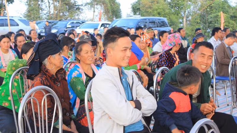 Nhân dân bản Pú Chả vui mừng khi sắp được sử dụng điện lưới quốc gia.