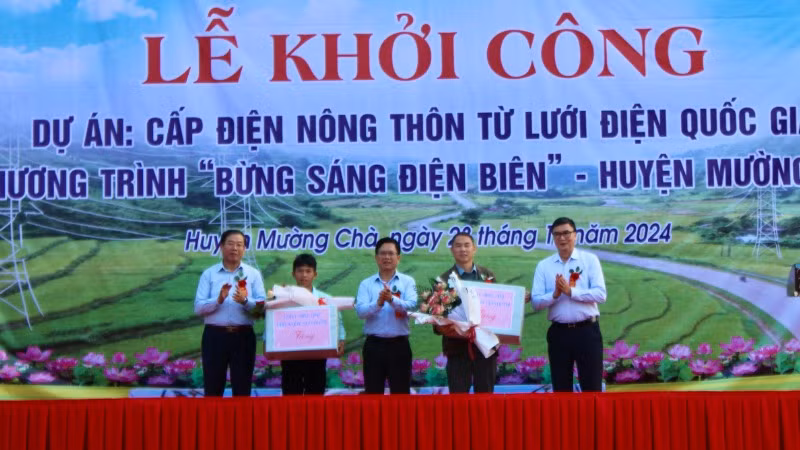 Các đồng chí lãnh đạo tỉnh Điện Biên và lãnh đạo huyện Mường Chà trao quà tặng nhân dân bản Pú Chả, đơn vị thi công.