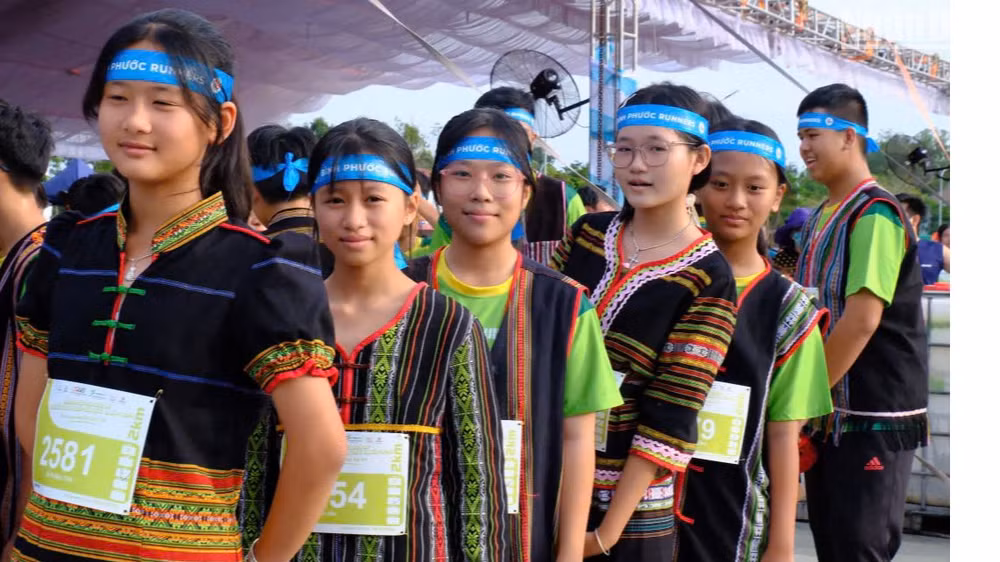 Sắc màu các vận động viên là người dân tộc thiểu số chuẩn bị vào đường chạy.