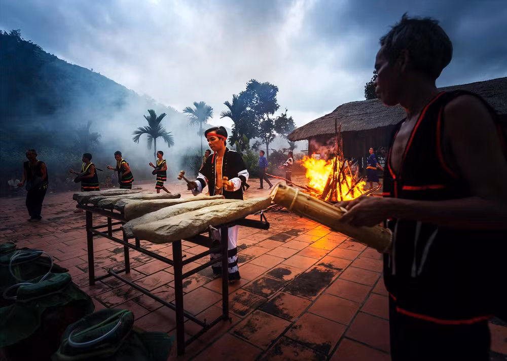 Không gian đàn đá Khánh Sơn. (Ảnh Nhuận Vỹ)