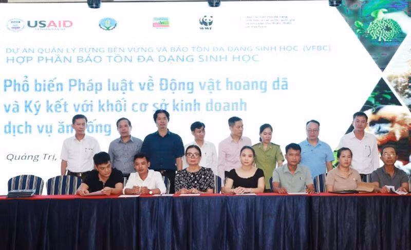 Đại diện các cơ quan và chính quyền địa phương chứng kiến ký cam kết của các cơ sở kinh doanh dịch vụ ăn uống.