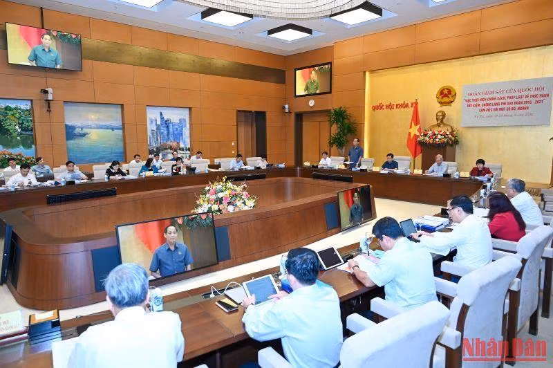Quang cảnh buổi làm việc giữa đoàn giám sát Quốc hội với Bộ Tài chính.