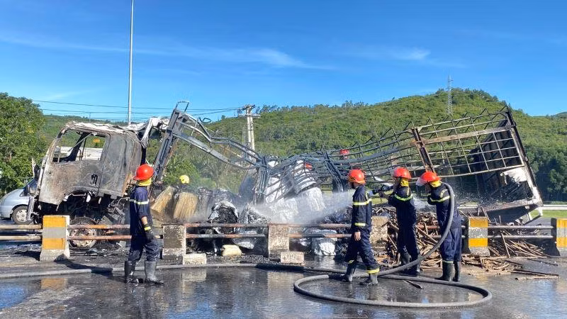 Hiện trường vụ xe tải bị cháy ước thiệt hại 2,5 tỷ đồng.