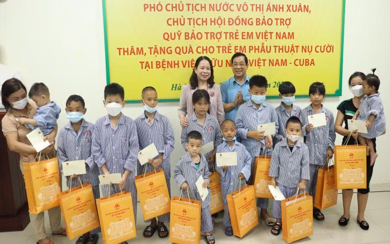 Phó Chủ tịch nước Võ Thị Ánh Xuân trao quà tặng trẻ em phẫu thuật nụ cười. 