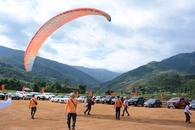 Các du khách khởi động dù lượn bay trên mùa vàng Mù Cang Chải.