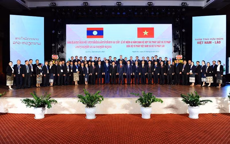 Các đại biểu hai nước chụp ảnh lưu niệm.