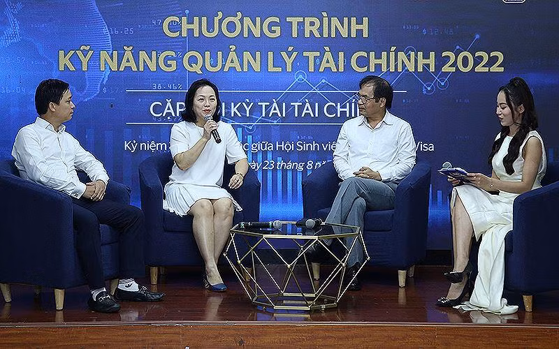 Các chuyên gia từ bộ, ngành, doanh nhân thành công ở nhiều lĩnh vực chia sẻ kinh nghiệm quản lý tài chính cá nhân với sinh viên tại lễ khởi động Chương trình. 