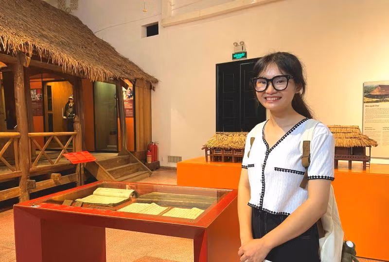 Bạn Đặng Hồng Nhung đang tham quan tòa Trống Đồng.