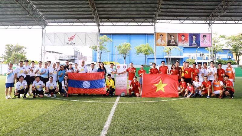 Các cán bộ, nhân viên hai đại sứ quán tại buổi giao lưu.