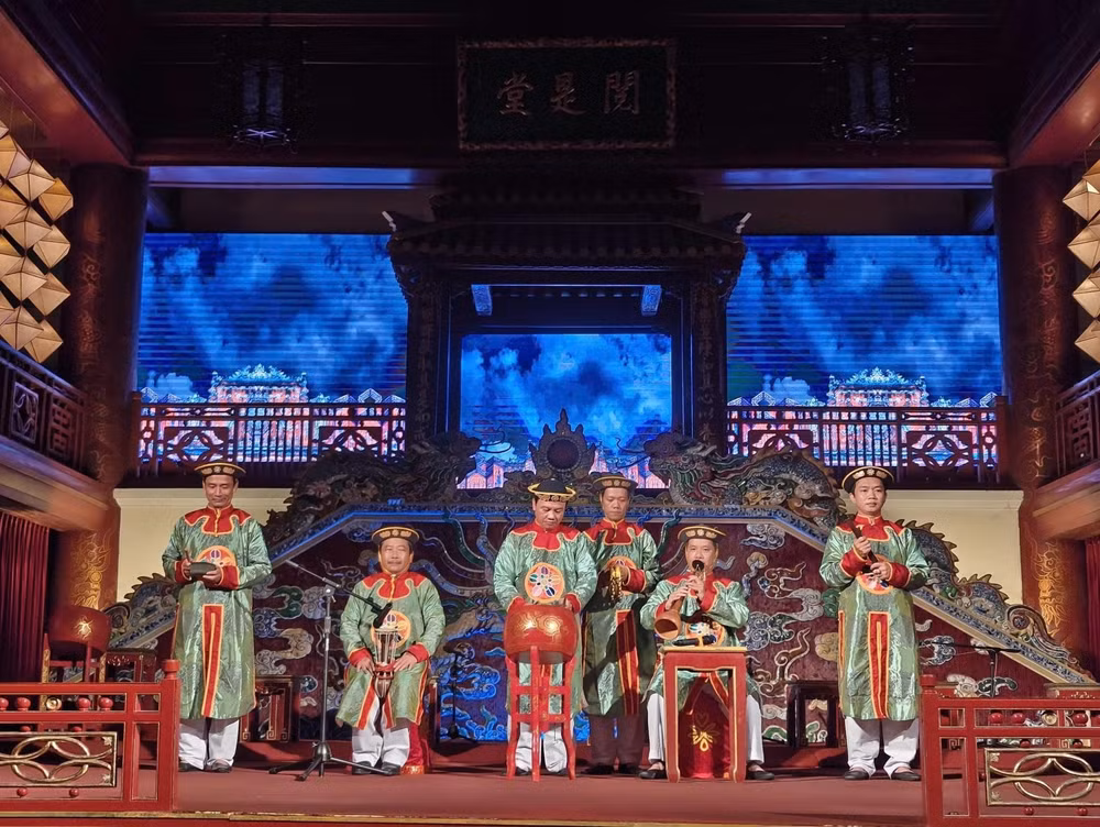 Trình diễn Nhã nhạc Cung đình Huế tại Nhà hát Duyệt Thị Đường. Ảnh: Xuân Thao