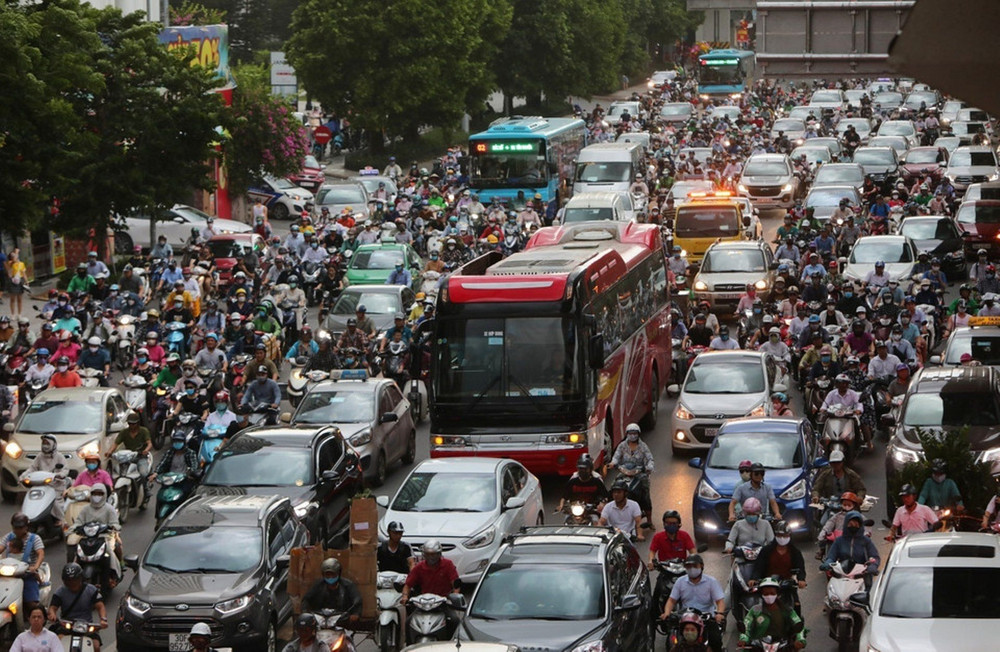 Mật độ phương tiện lớn đã tạo áp lực cho môi trường và hạ tầng Thủ đô Hà Nội. Ảnh: ĐẠT THÀNH 