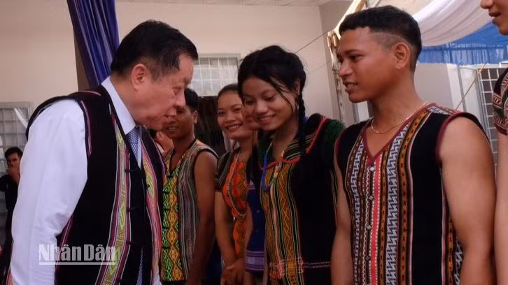 Đồng chí Nguyễn Trọng Nghĩa trò chuyện với thanh niên dân tộc thiểu số sống trên địa bàn huyện Bù Đăng, tỉnh Bình Phước.