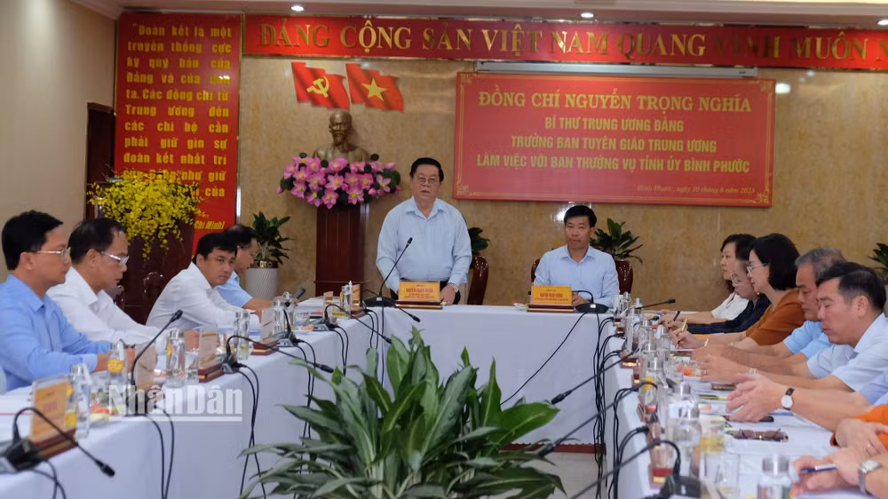 Đồng chí Nguyễn Trọng Nghĩa phát biểu tại buổi làm việc với Ban Thường vụ Tỉnh ủy Bình Phước.