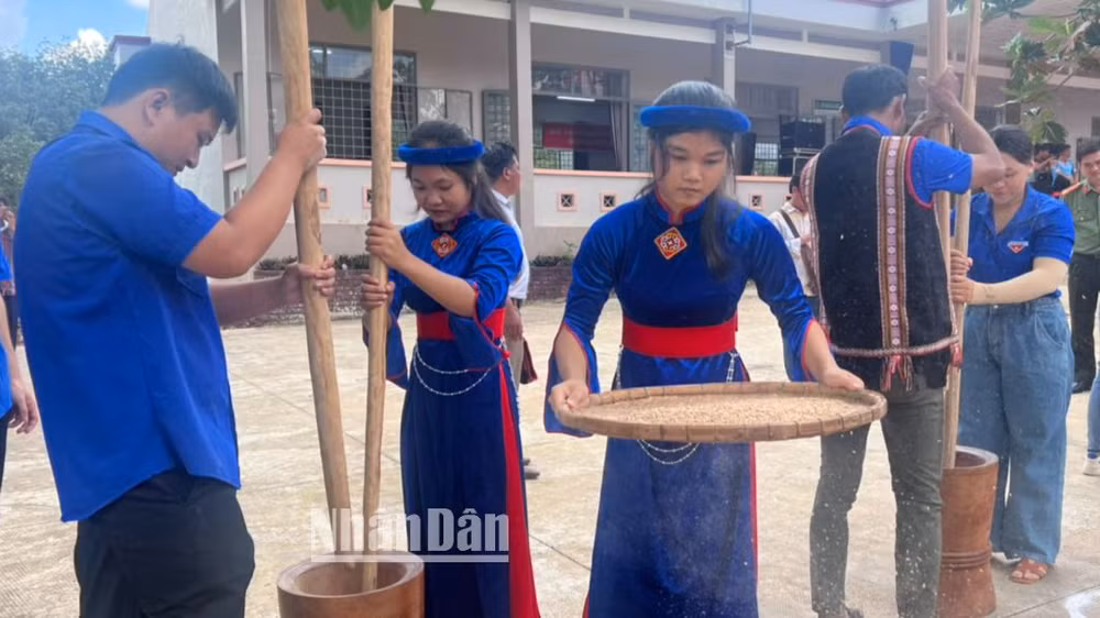 Thanh niên dân tộc thiểu số trên địa bàn huyện Bù Đăng tham gia phần thi giã gạo tại Ngày hội Toàn dân bảo vệ an ninh Tổ quốc.