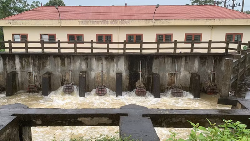 Doanh nghiệp vận hành trạm bơm tiêu chống ngập úng ở huyện Thạch Thành.