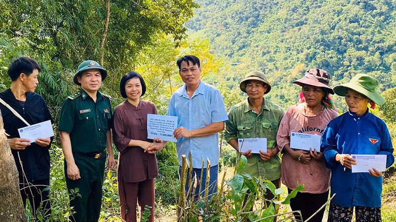 Bộ đội Biên phòng cùng tổ chức thiện nguyện trao tặng quà, động viên các gia đình nỗ lực vượt khó.