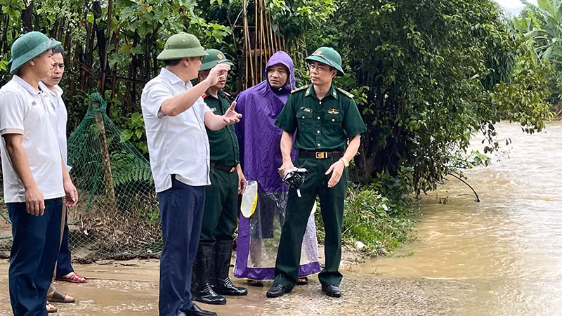 Lãnh đạo huyện Quan Hóa trao đổi với lực lượng chức năng về ứng phó với hoàn lưu sau bão.