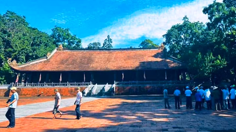 Du khách về với Lam Kinh.