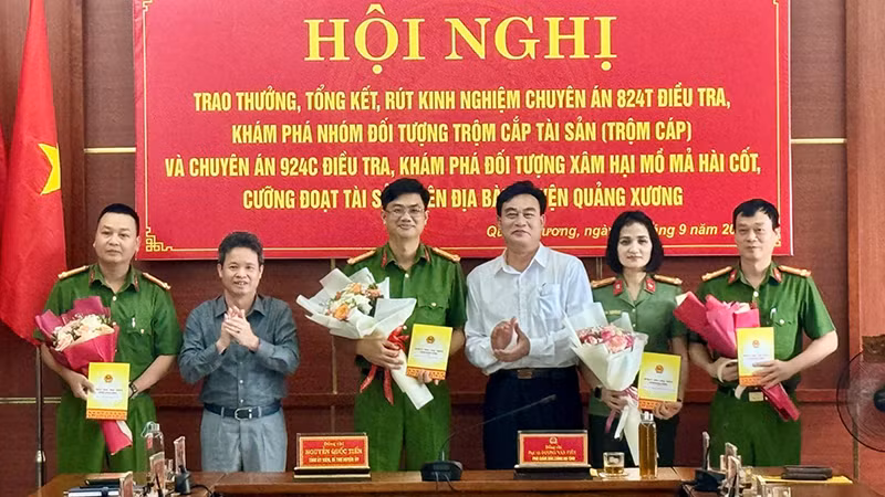 Lãnh đạo huyện Quảng Xương thưởng cho các tập thể, cá nhân lập công.