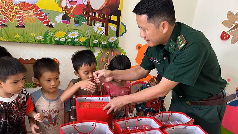 Bộ đội Biên phòng tặng quà cho trẻ em ở xã Yên Khương.