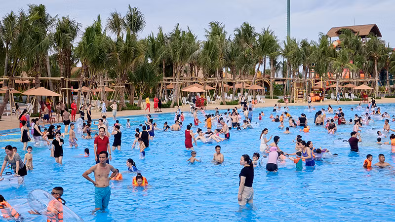 Công viên nước ở Sầm Sơn thu hút khách du lịch.