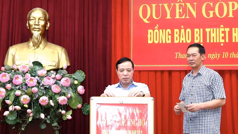 Lãnh đạo Tỉnh ủy Thanh Hóa quyên góp, chia sẻ thiệt hại do bão số 3 gây ra.