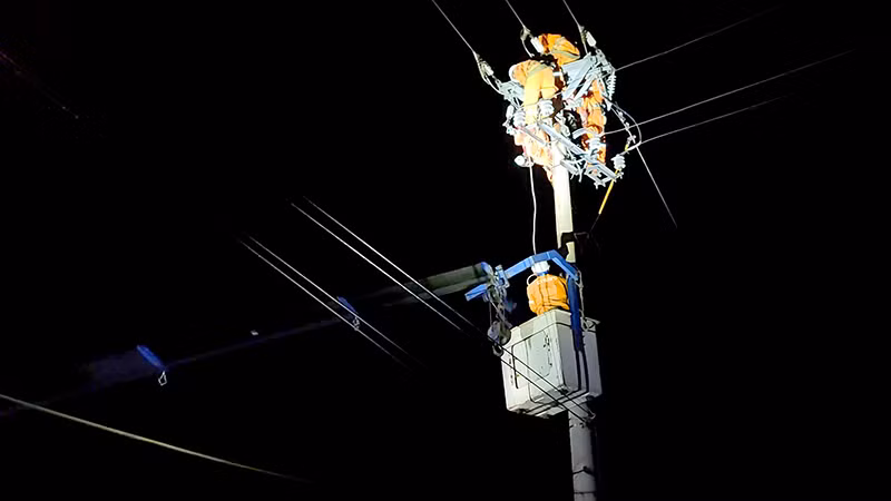 Nhân lực điện lực Thanh Hóa khắc phục hư hỏng lưới điện trong đêm tại tỉnh bạn.