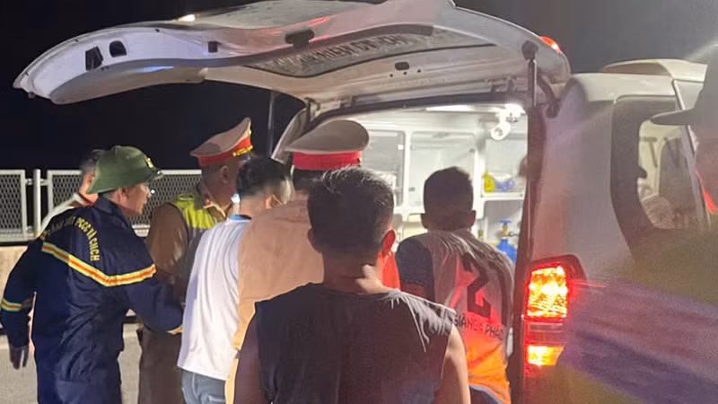 Lực lượng cứu hộ đưa nạn nhân đi cấp cứu. Lực lượng cứu hộ đưa nạn nhân đi cấp cứu.