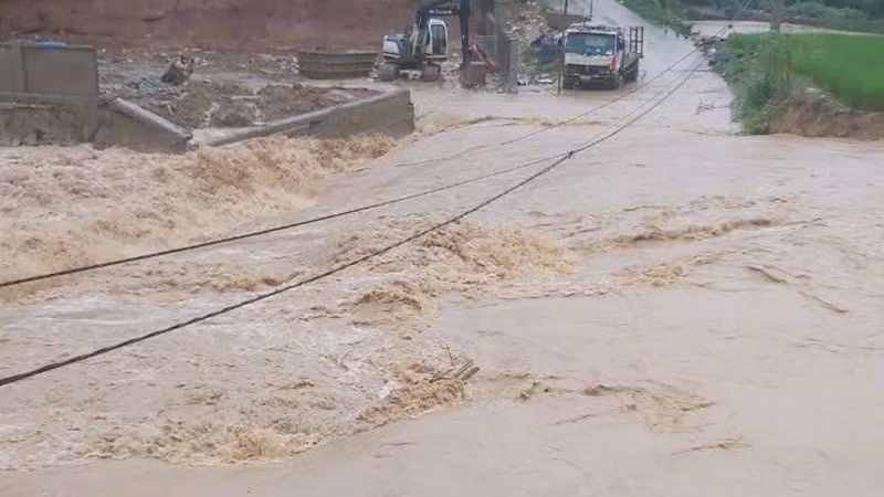 Lũ chia cắt đường giao thông ở Mường Lát.