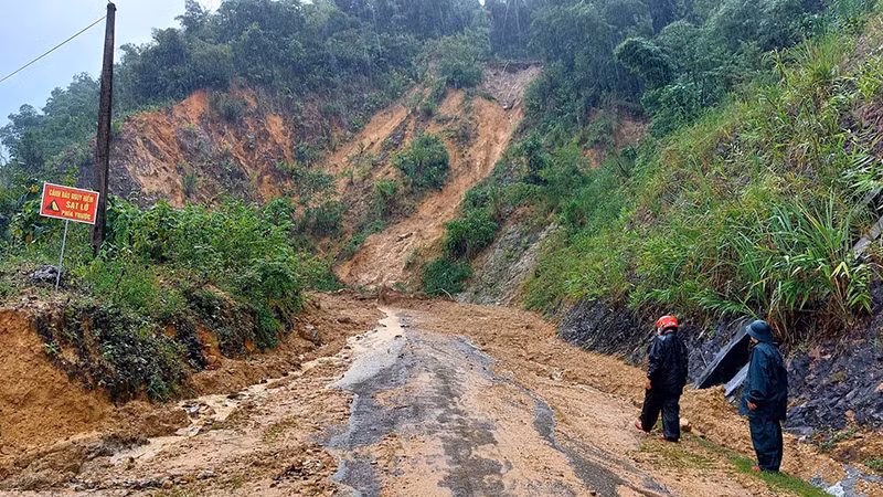 Lực lượng chức năng cảnh báo, trực gác tại điểm xảy ra sạt lở đất. Lực lượng chức năng cảnh báo, trực gác tại điểm xảy ra sạt lở đất.