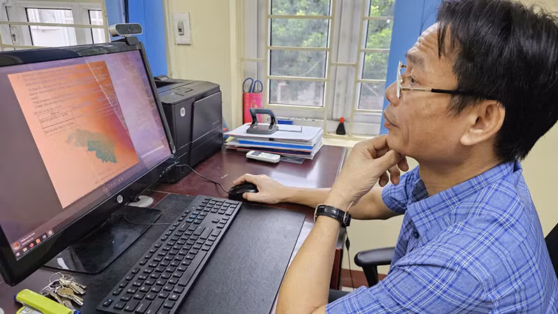 Cán bộ cập nhật tình hình khí tượng, thủy văn.