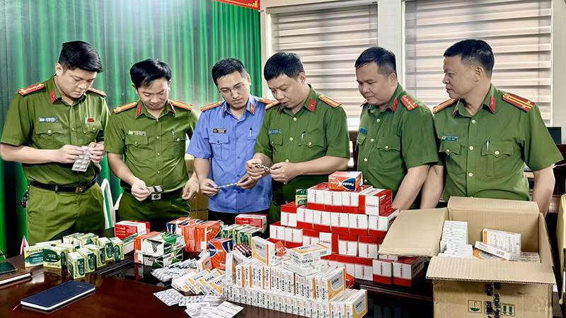 Các cơ quan chức năng xem xét tang vật vụ án.