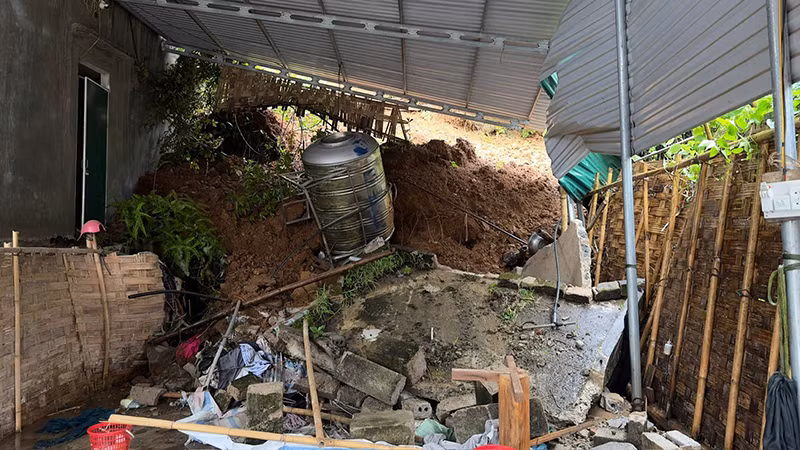 Đất đồi sạt lở, xô đổ bờ chắn của hộ dân.