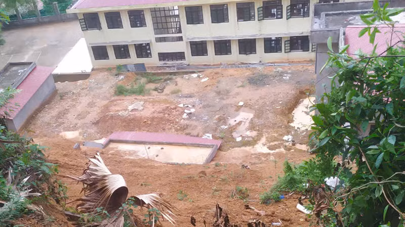 Sạt lở đồi có nguy cơ ảnh hưởng tới công trình hiện hữu ở Trường trung học cơ sở Lâm Phú.