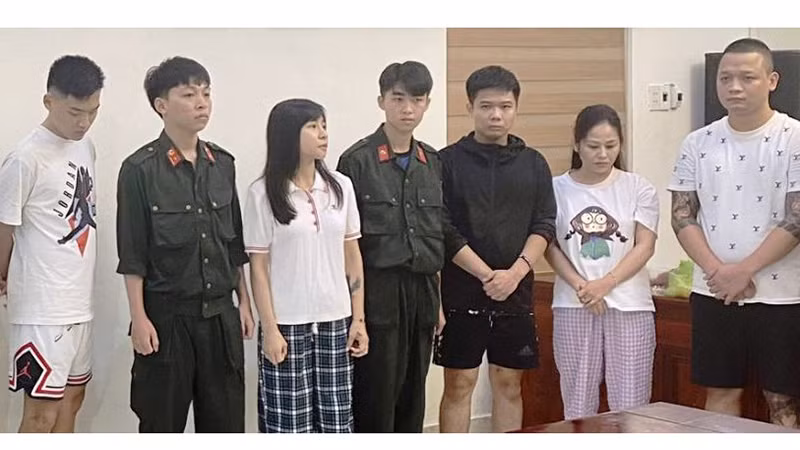 Công an bắt giữ, quản lý các đối tượng.