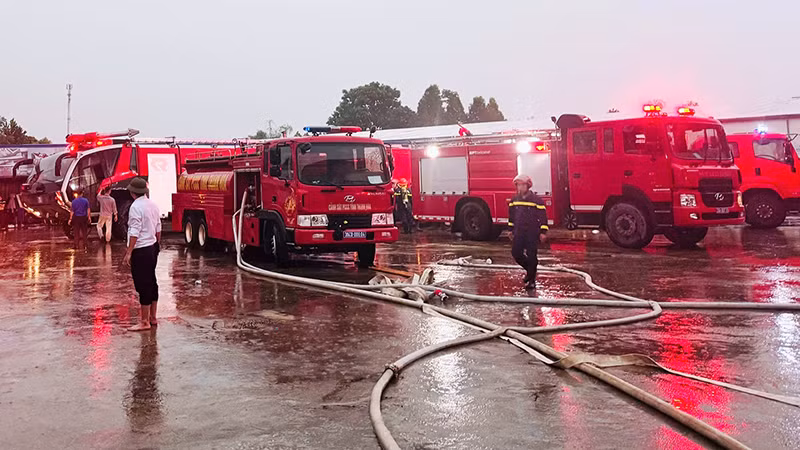 Phương tiện cùng nhân lực triển khai phương án chữa cháy.