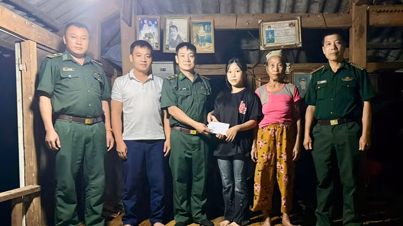 Đồn Biên phòng Hiền Kiệt trao tặng quà cho học sinh.