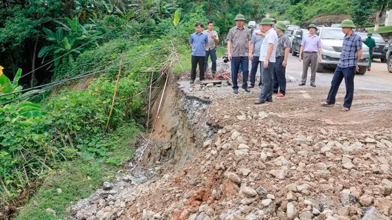 Lãnh đạo tỉnh Thanh Hóa kiểm tra khắc phục hư hỏng Quốc lộ 15C, thuộc huyện Mường Lát.