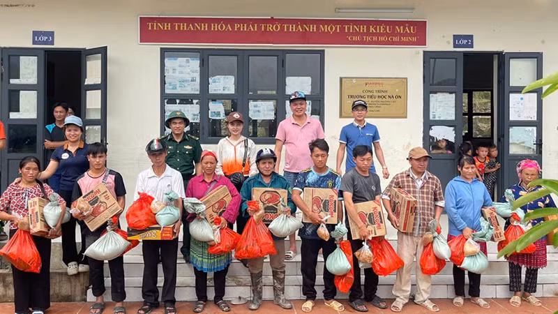 Bộ đội Biên phòng cùng đoàn thiện nguyện trao tặng quà cho hộ khó khăn ở xã Trung Lý.