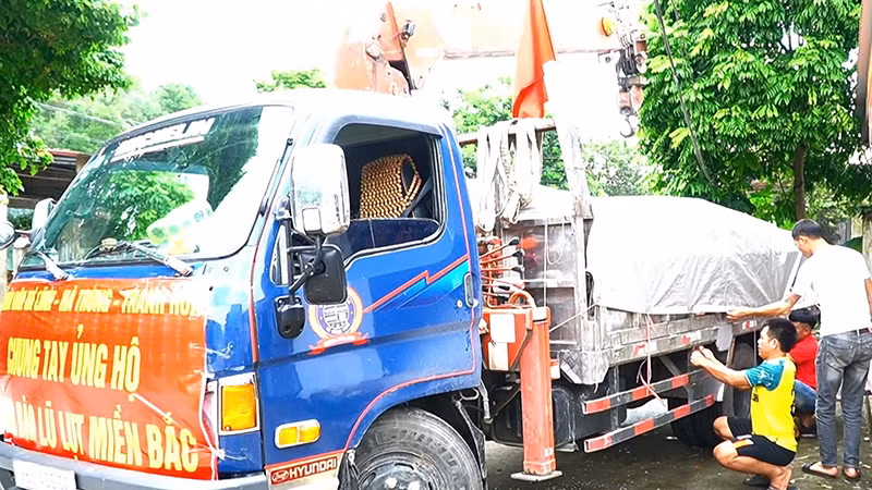 Xã Hà Lĩnh, huyện Hà Trung chuẩn bị phương tiện chở hàng thiết yếu cứu trợ nhân dân vùng lũ lụt.