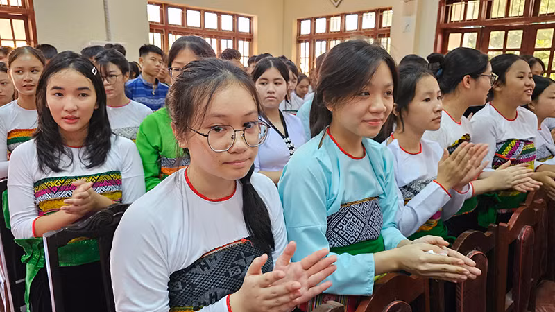 Học sinh Trường phổ thông dân tộc nội trú tỉnh Thanh Hóa đón mừng năm học mới.