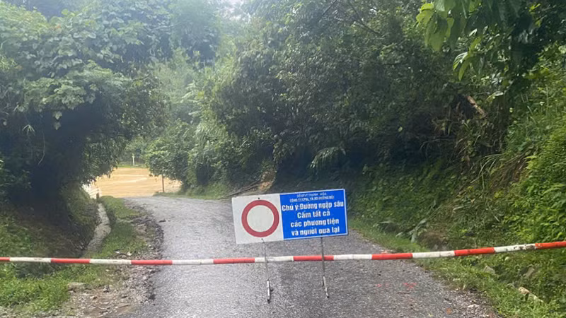 Đơn vị quản lý giao thông làm rào chắn cùng biển báo tới người, phương tiện không đi qua điểm tràn bị ngập