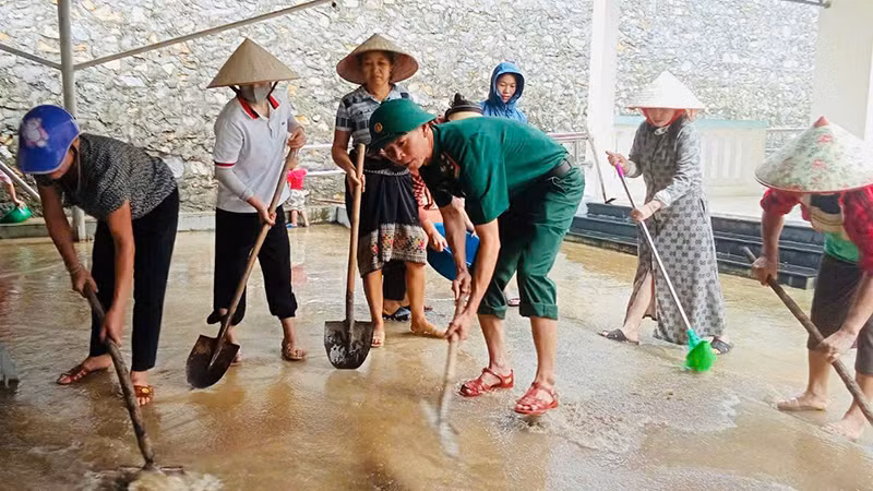 Bộ đội Biên phòng ở Mường Lát cùng nhân dân làm vệ sinh nhà ở sau mưa, lũ.